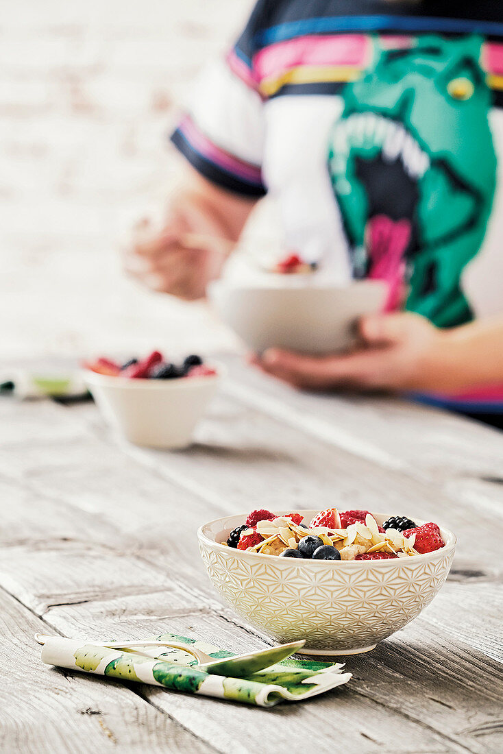 Kalifornisches Porridge mit frischen Beeren und Mandelblättchen