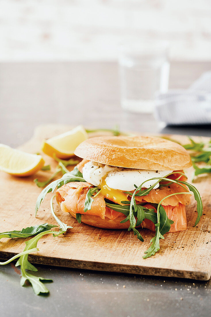 Räucherlachs-Bagel mit pochiertem Ei und Rucola