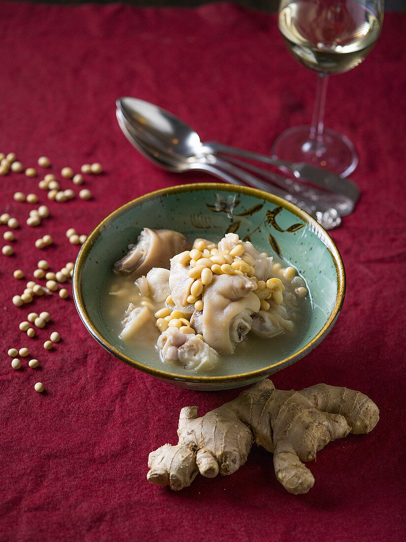 Gekochte Schweinefüßchen mit Sojabohnen (China)