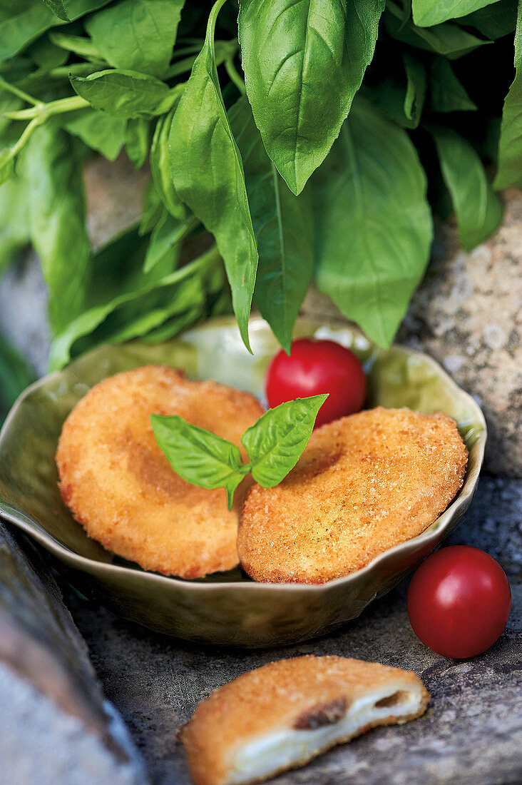 Mozzarella in Carrozza (ausgebackene Mozzarella-Brote, Italien)