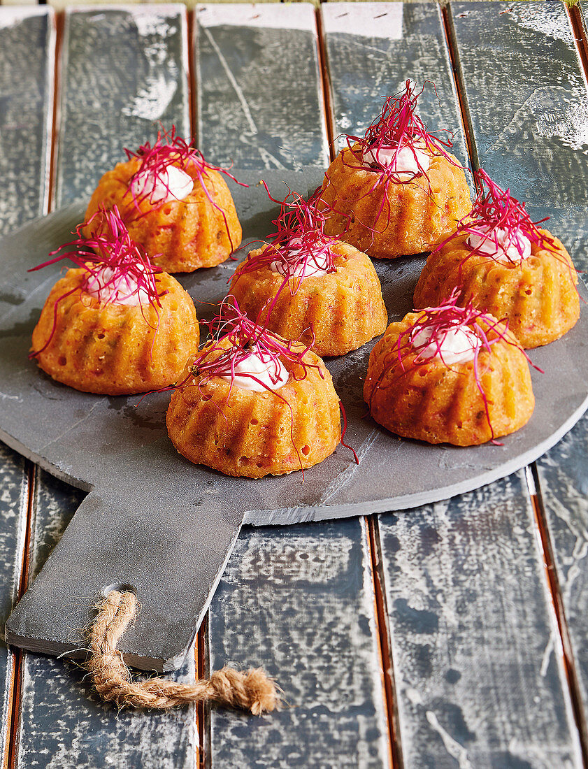 Pikante Mini-Gugelhupf mit Rote-Bete-Sprossen und Ziegenfrischkäse