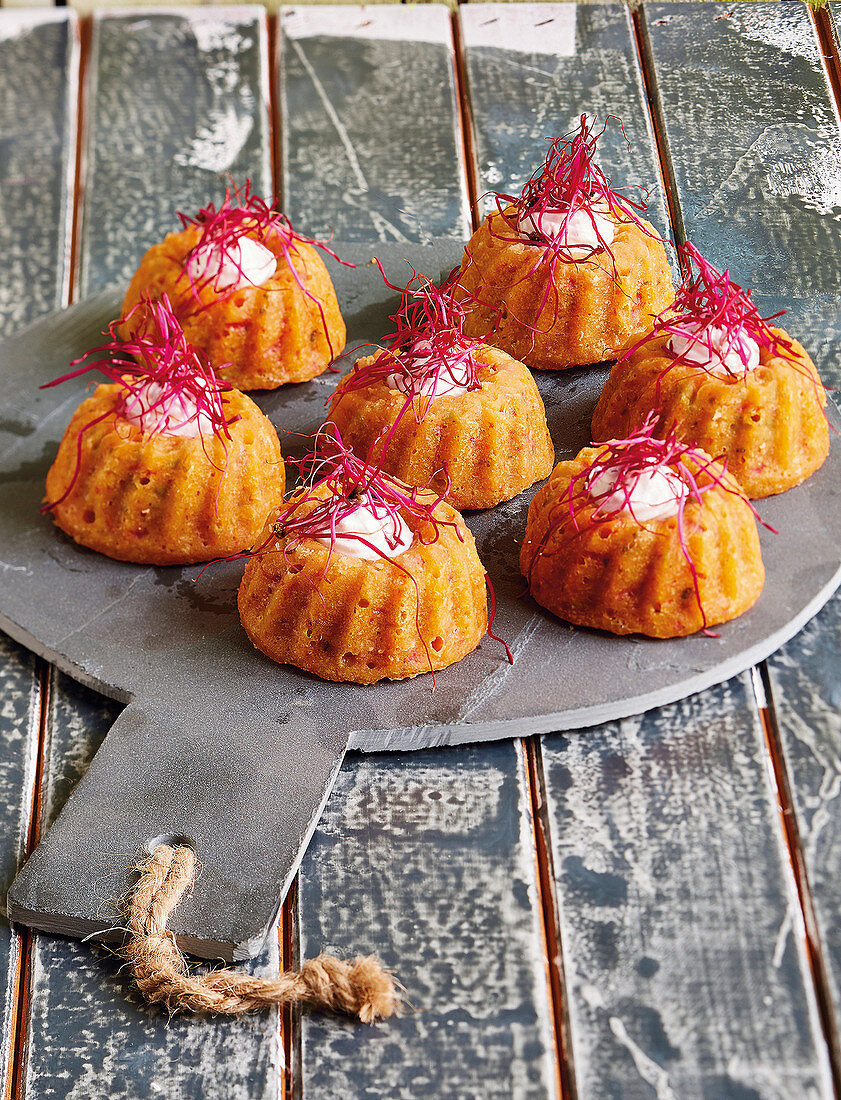 Spicy mini Bundt cakes with beetroot sprouts and goat's cheese