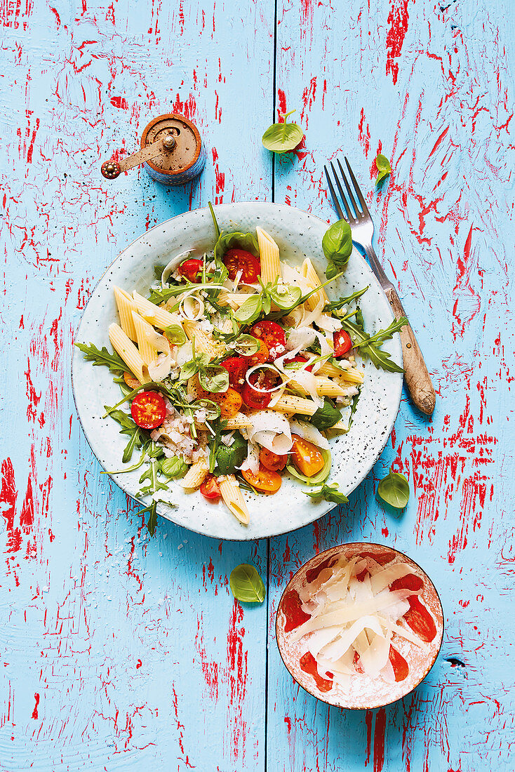 A quick pasta salad with tomatoes, rocket and basil
