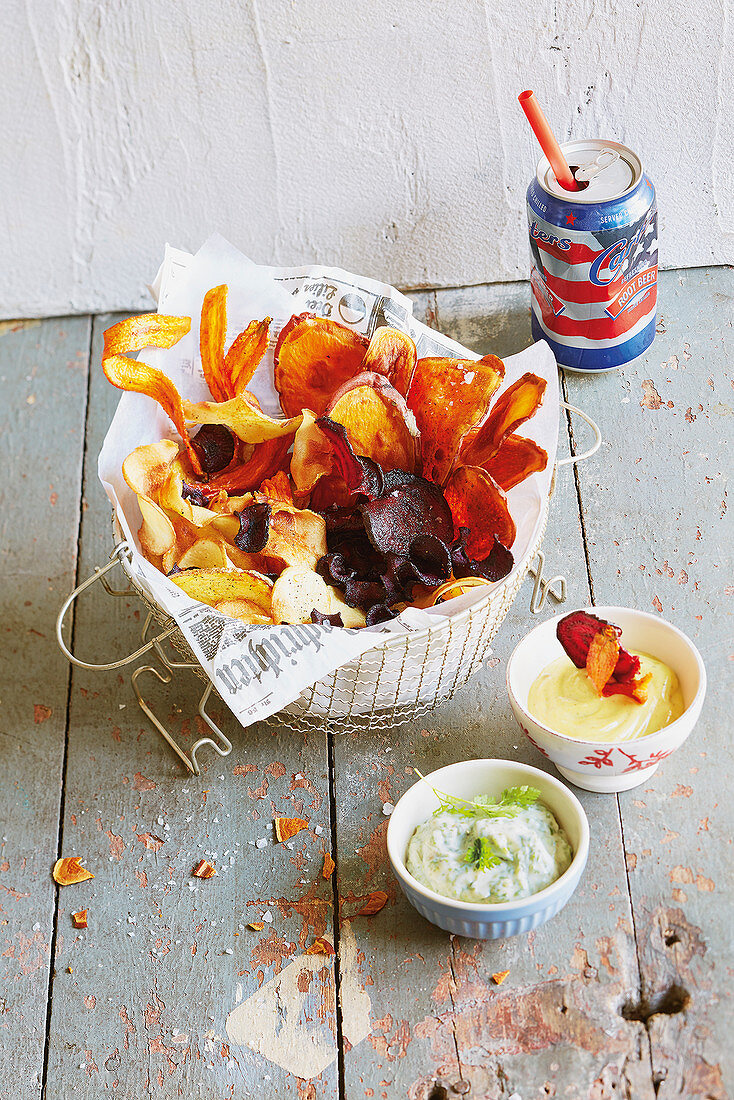 Gemüsechips mit zweierlei Dips (Fußballabend)