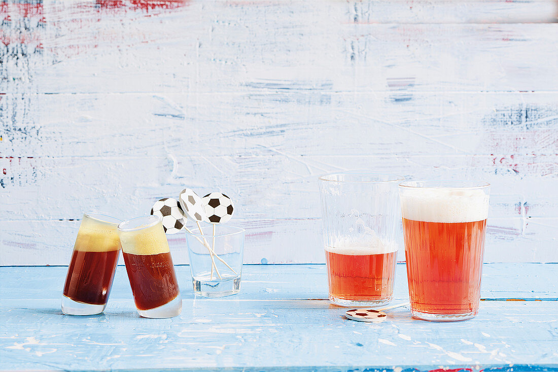 Jägermeister-Bier-Shot und Churchill-Beer-Cocktail (Fußballabend)