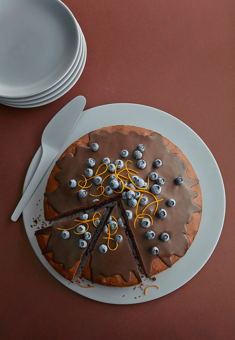 Schokoladenkuchen mit Heidelbeeren und Orangenzesten