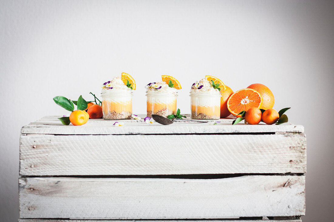 Orangenmousse mit Keksbrösel