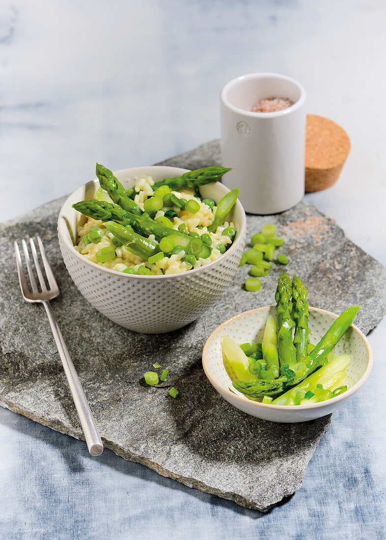 Risotto with green asparagus, peas and spring onions
