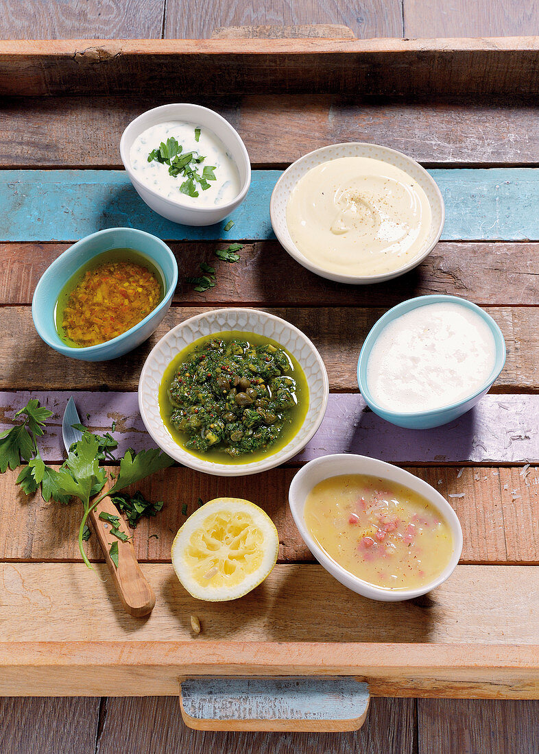 Salsa Verde, Mayonnaise, French, Vinaigrette, Dressing mit Kartoffeln und Joghurt