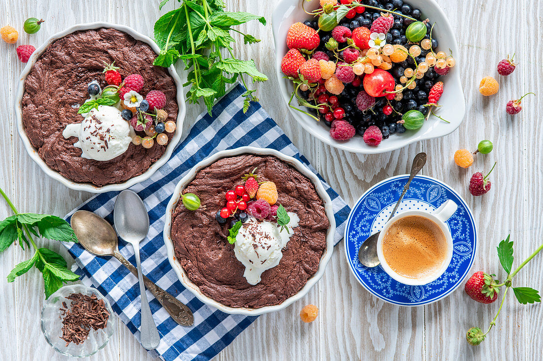 Schokoladenkuchen mit Beeren und Eiscreme