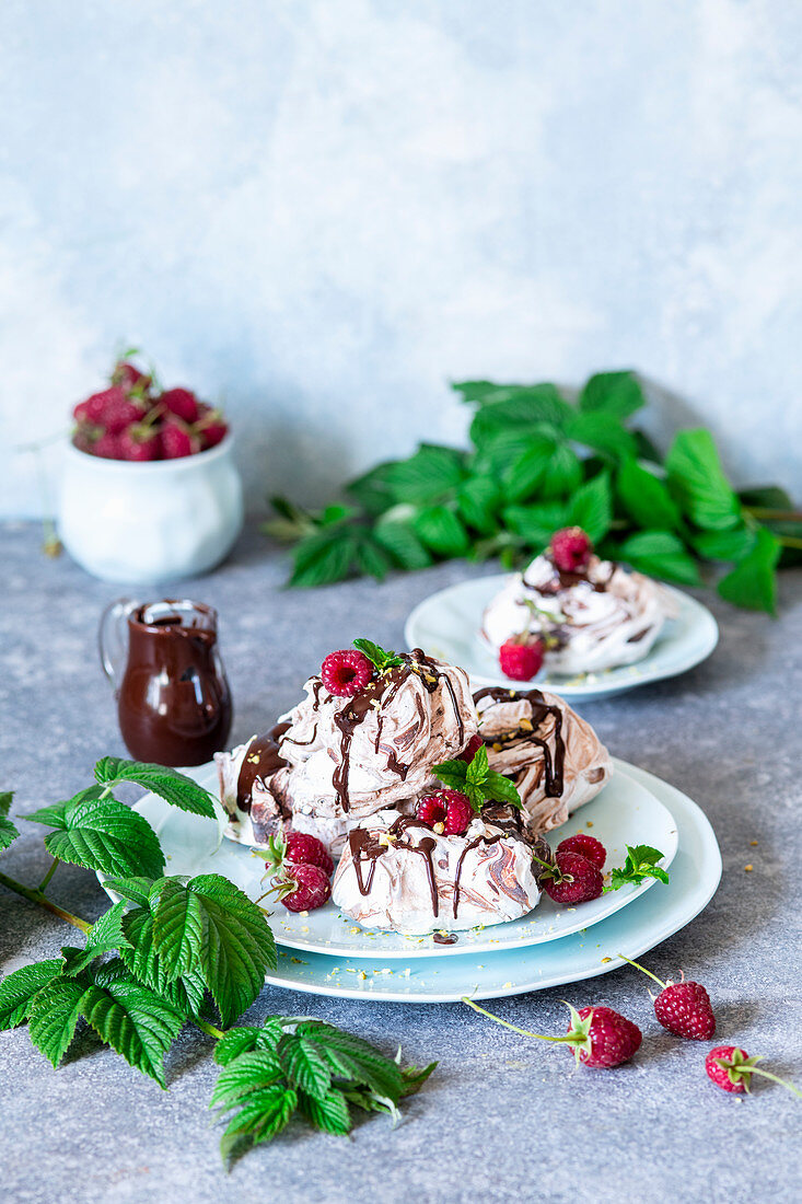 Schokoladenbaiser mit Himbeeren