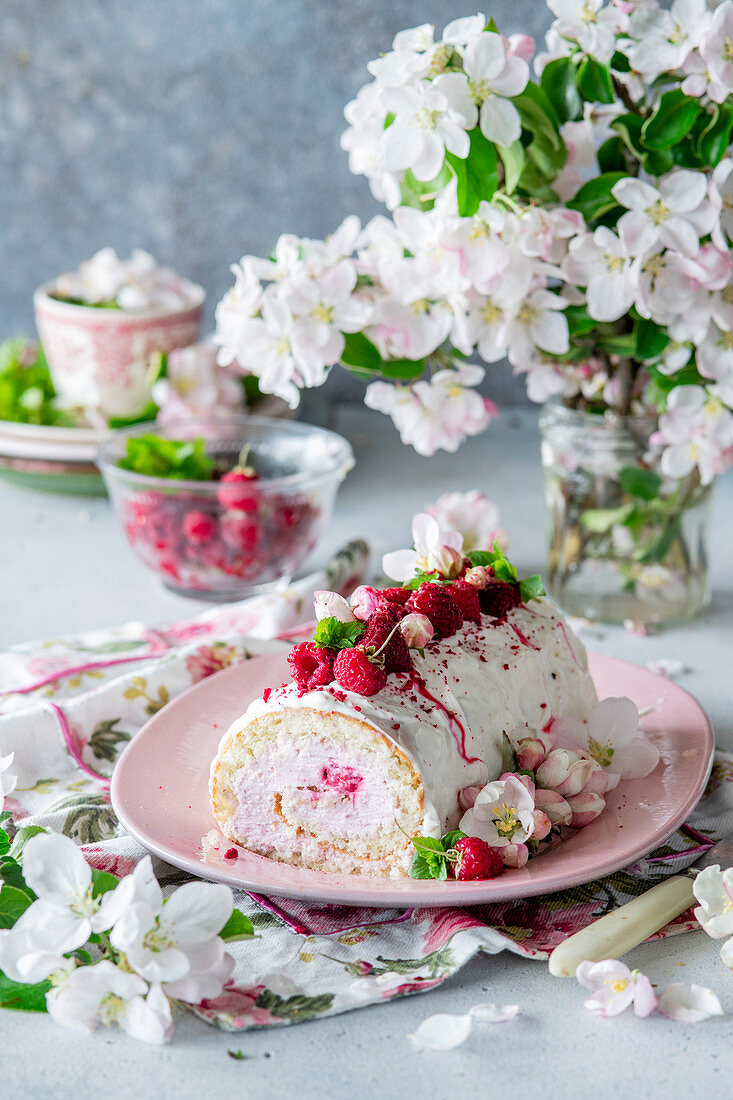 Cream cheese roll with raspberries