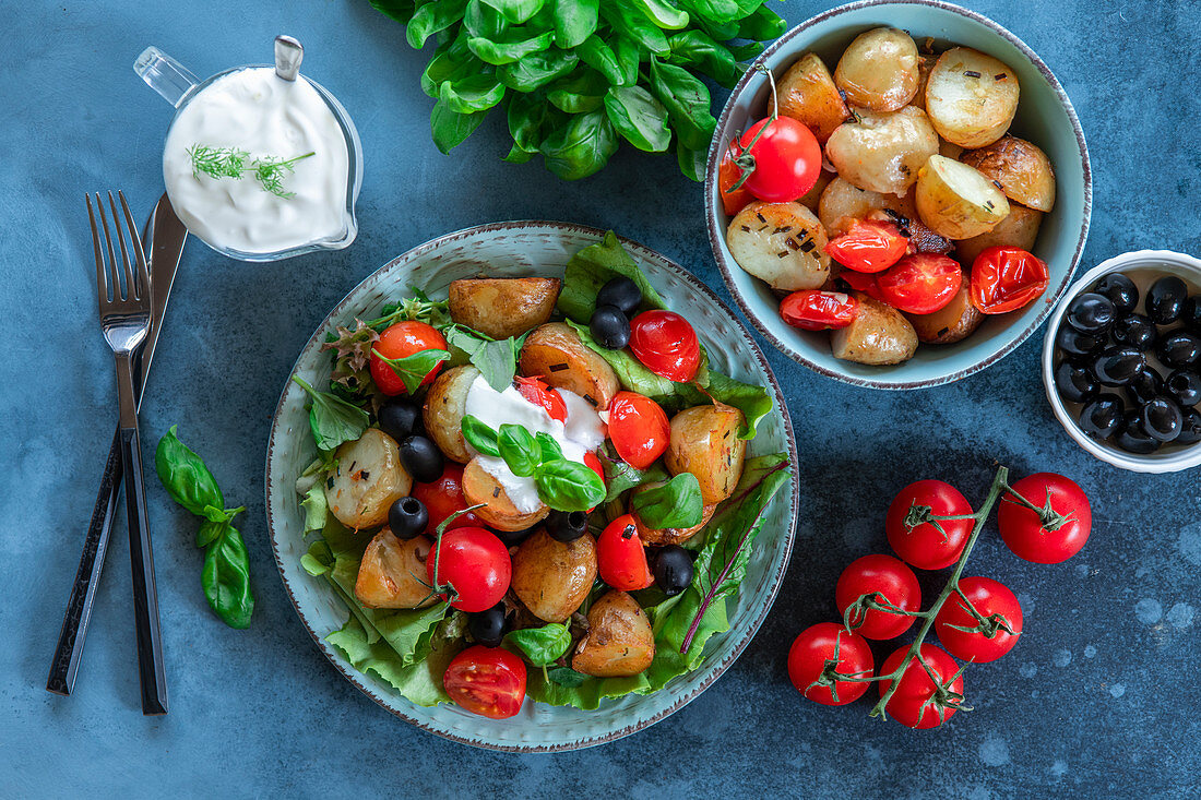 Kartoffelsalat mit Tomaten und schwarzen Oliven