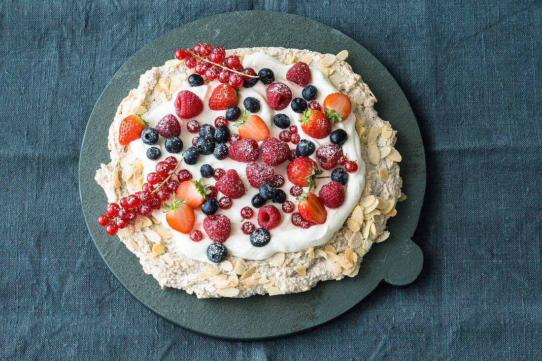 Low-carb almond meringue cake with fresh berries