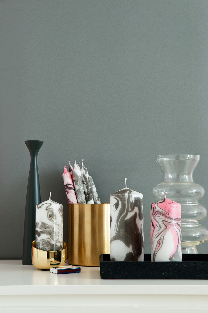 Candles with hand-crafted marble effect