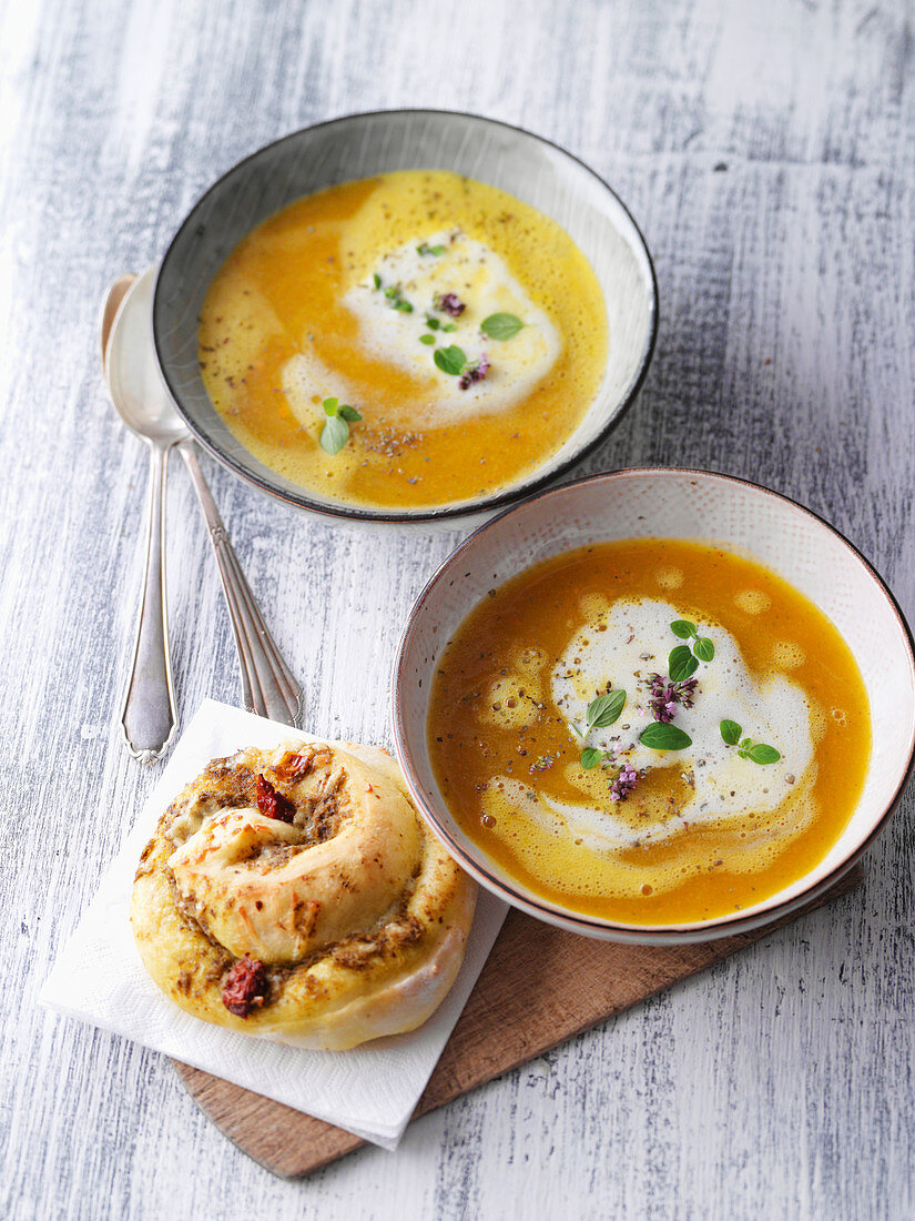 Kürbissuppe mit Pestoschnecken