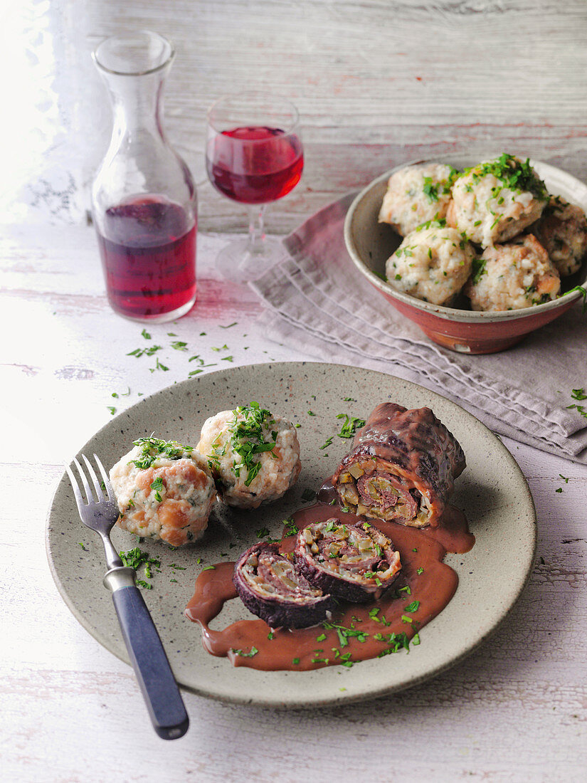 Rinderroulade mit Brezen-Brennnessel-Knödel