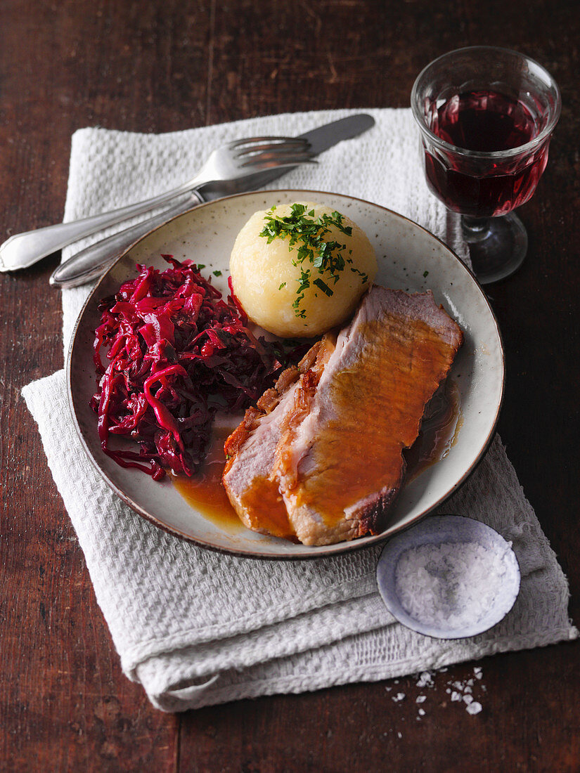 Schäufele mit Blaukraut und Kartoffelklößen