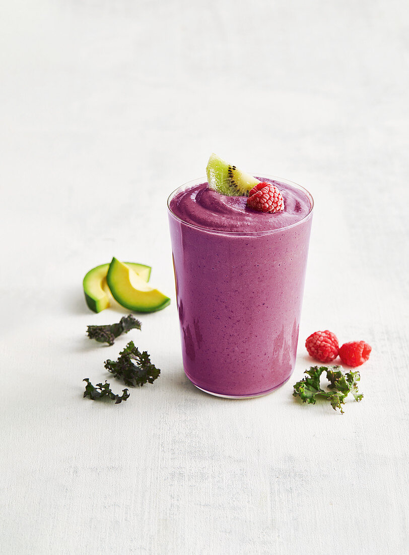 Skin-boosting smoothie with avocado, berries, banana, re kale, Brazil nuts and yoghurt (Superfood)