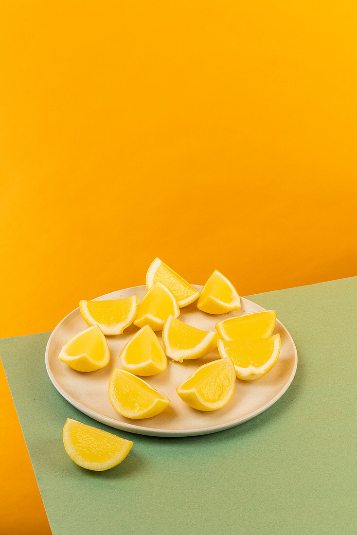 Zitronen-Wodka-Gelee in Zitronenschnitzen