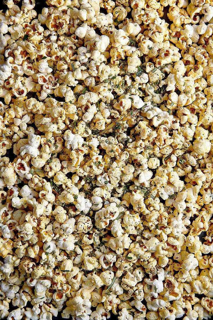 Popcorn mit Rosmarin, Knoblauch und Chili