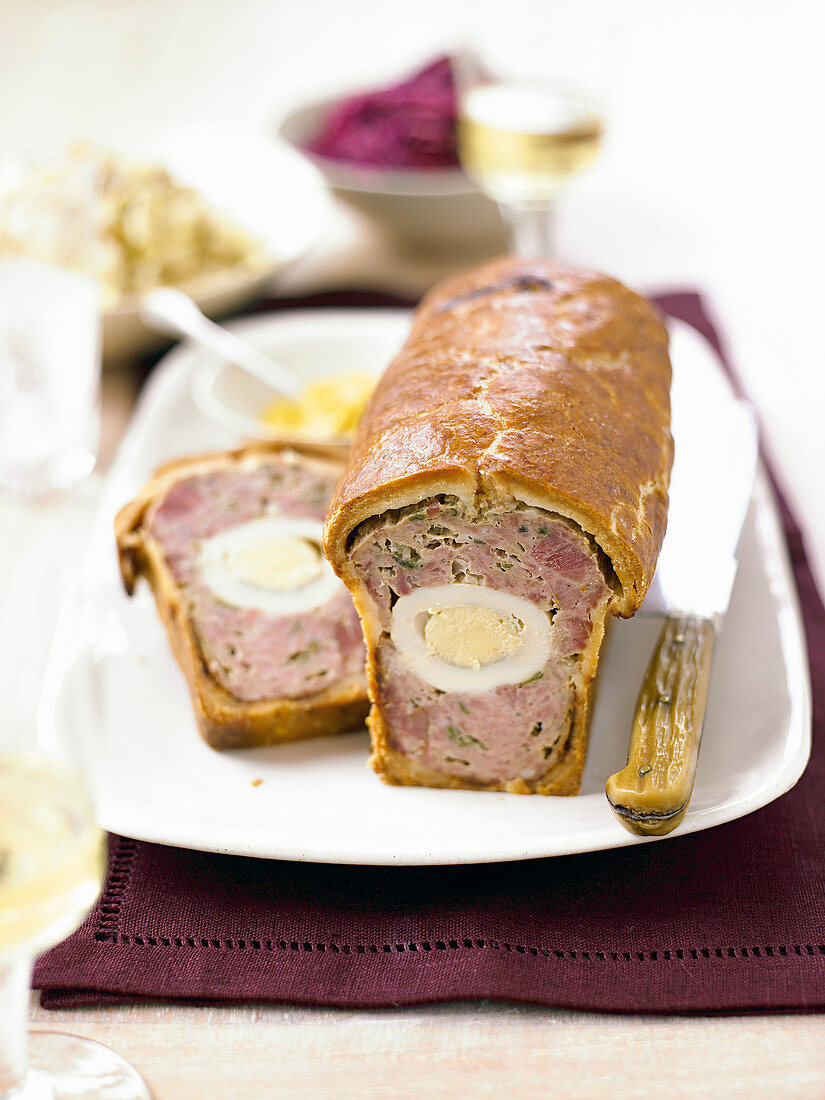 Schweinefleisch-Schinken-Pastete mit Ei