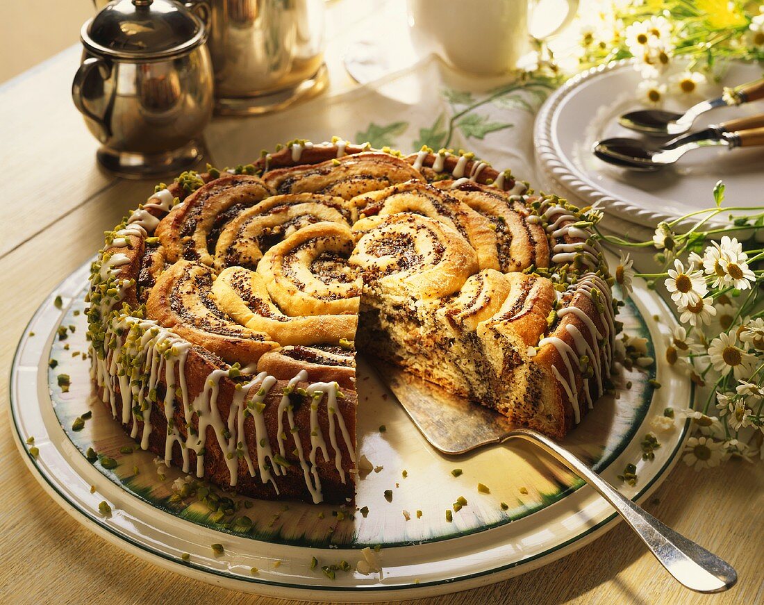 Rosenkuchen mit Mohnfüllung & Zuckerguss-Pistazien-Rand