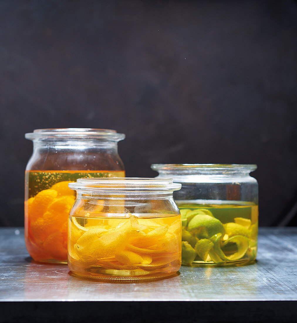 Aromatisierte Zitrusöle mit Orangen, Zitronen und Limetten