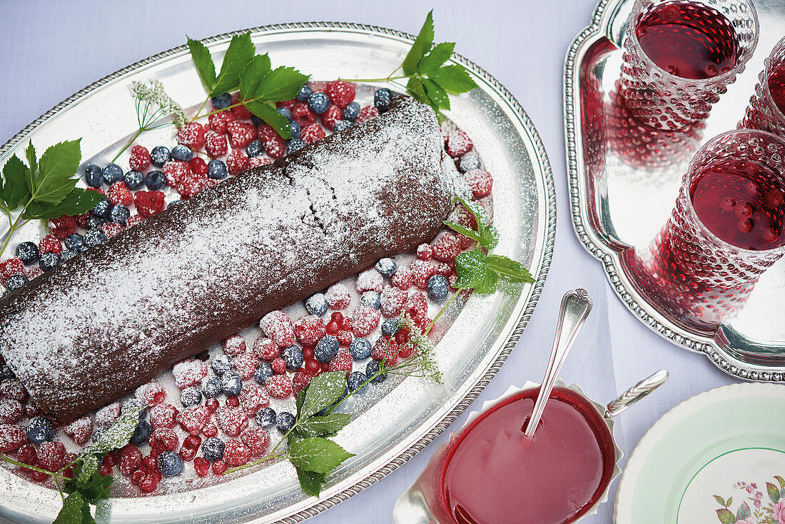 Arrolato al cioccolato (Schokolade-Biskuitroulade mit Beeren, Italien)