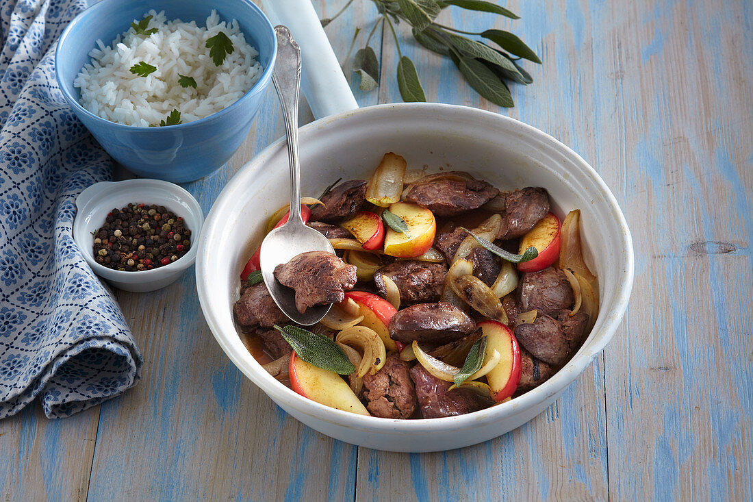 Chicken liver with onion and apples