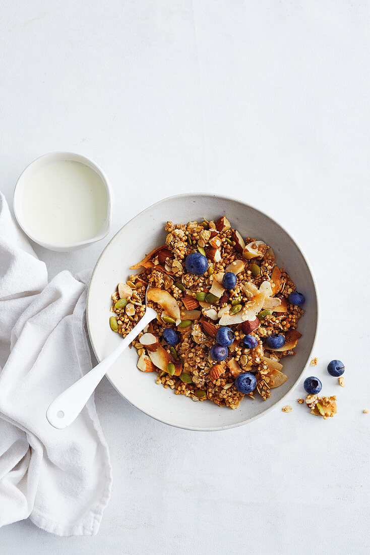 Müsli mit Heidelbeeren und Kokos