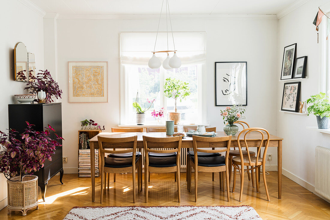 Table and chairs in dining area with pictures on walls