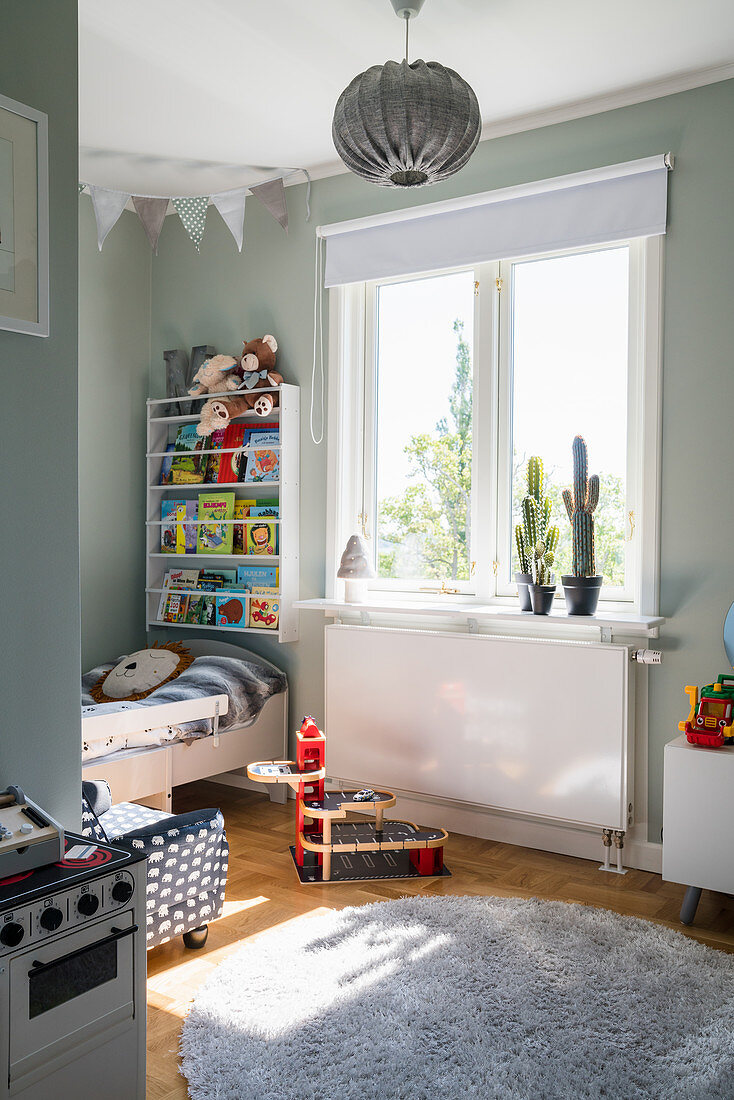 Blick ins Jungenzimmer in Grautönen