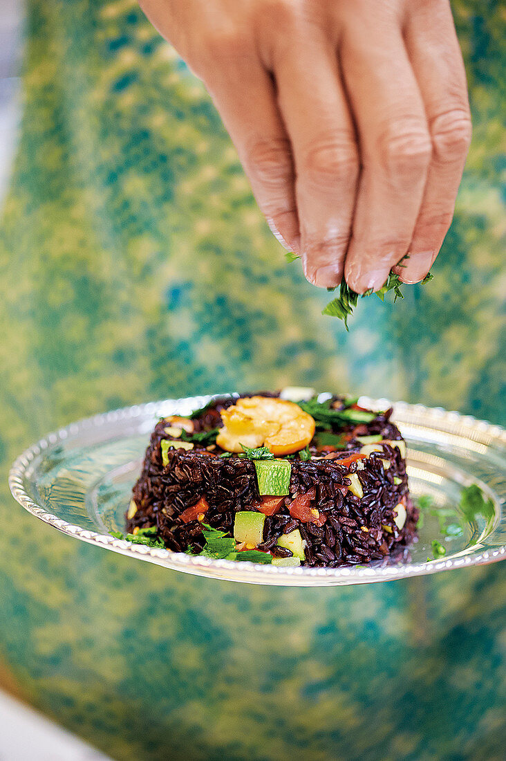 Riso venere con gamberi e verdure (black rice with shrimps and vegetables, Italy)