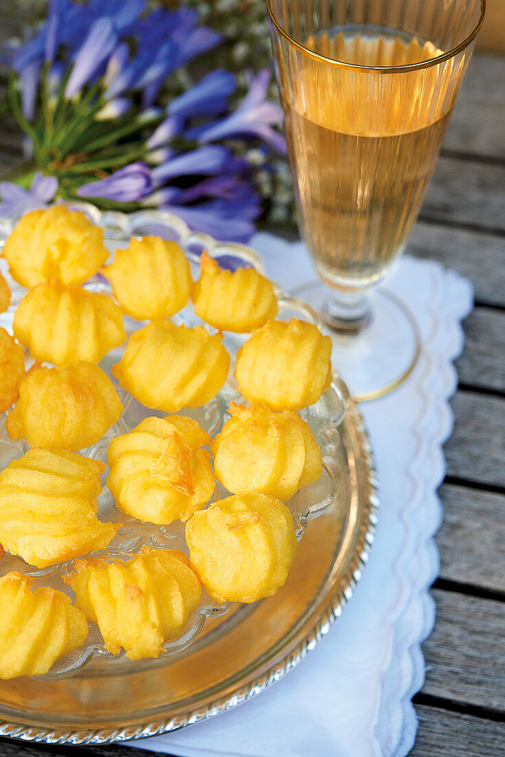 Sgonfiotti alla gruviera (Italian choux pastry balls with Gruyère)