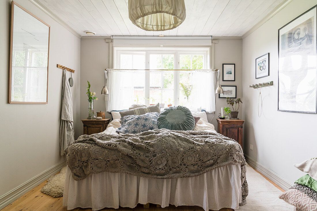 Ländliches Schlafzimmer mit Doppelbett