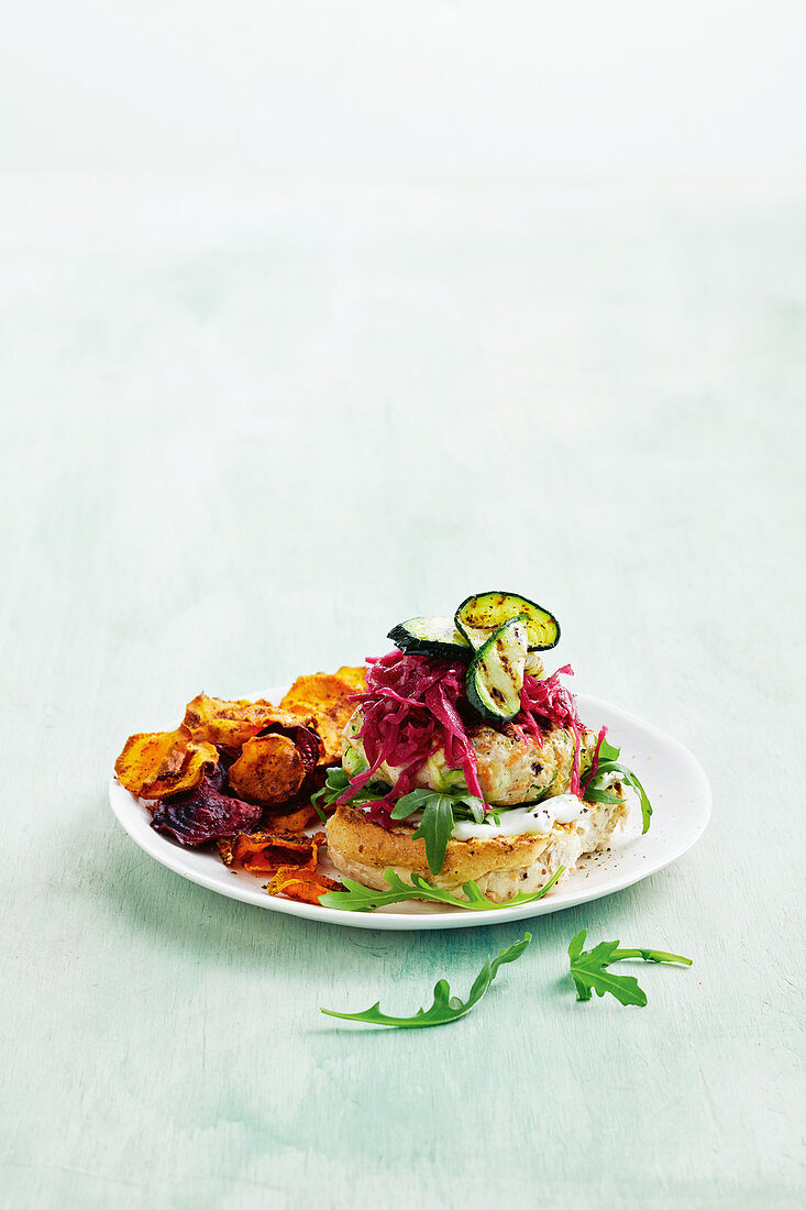 Kalorienarmer Hähnchenburger mit Süßkartoffel- und Rote-Bete-Chips