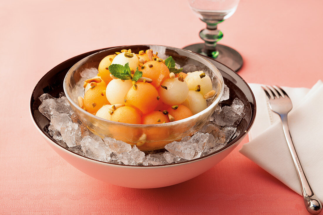 Süßer Melonensalat mit Pistazien und Honig