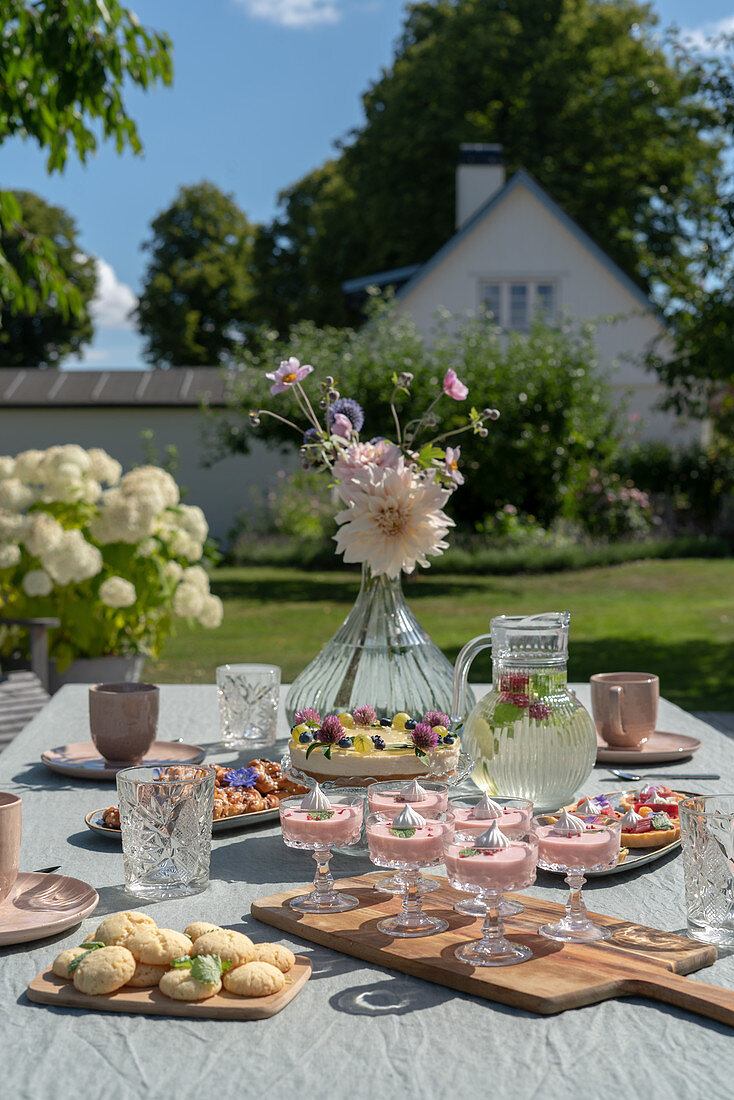 Gedeckter Tisch mit Dessert und Limonade auf der Terrasse