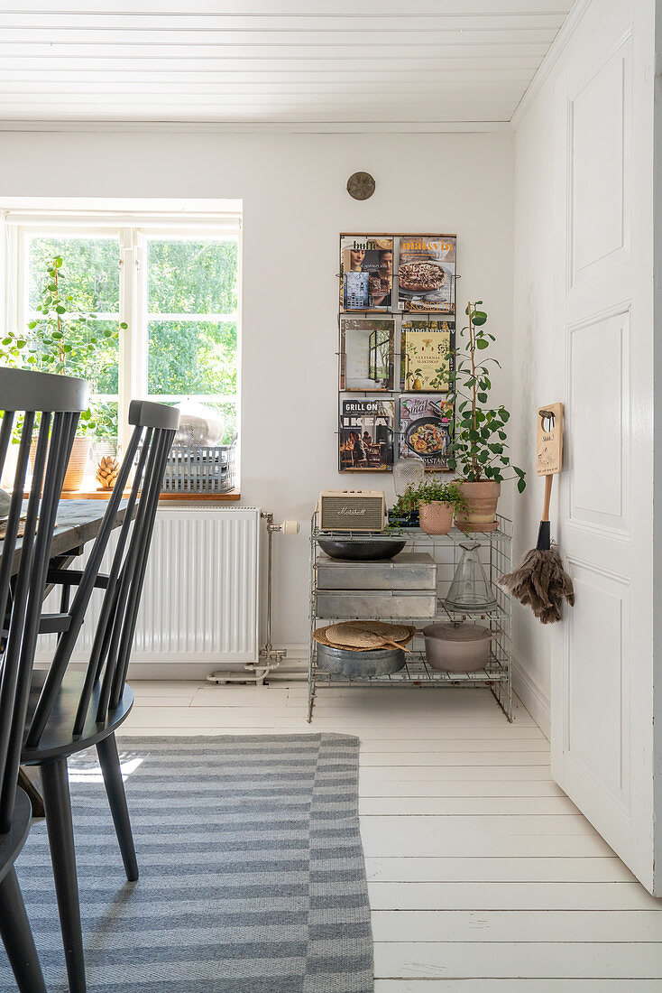 Blick auf Regal und Zeitschriftenständer im Esszimmer