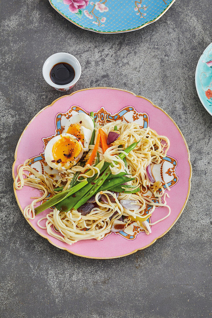 Chow-mein noodles with stir-fried Chinese vegetables and egg pudong