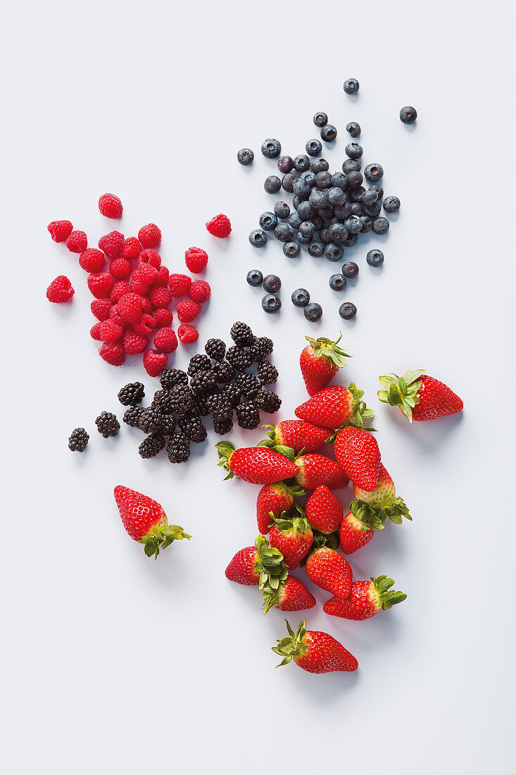 Frische Beeren auf weißem Untergrund