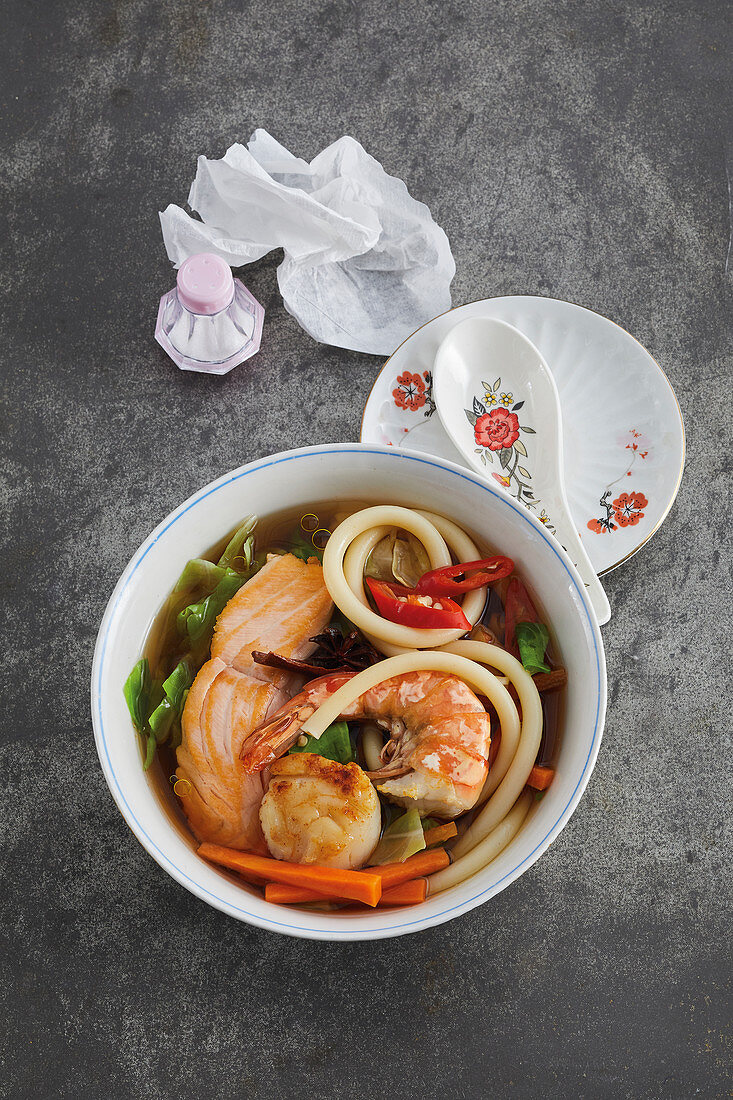 Chinesische Fischsuppe mit Makkaroni