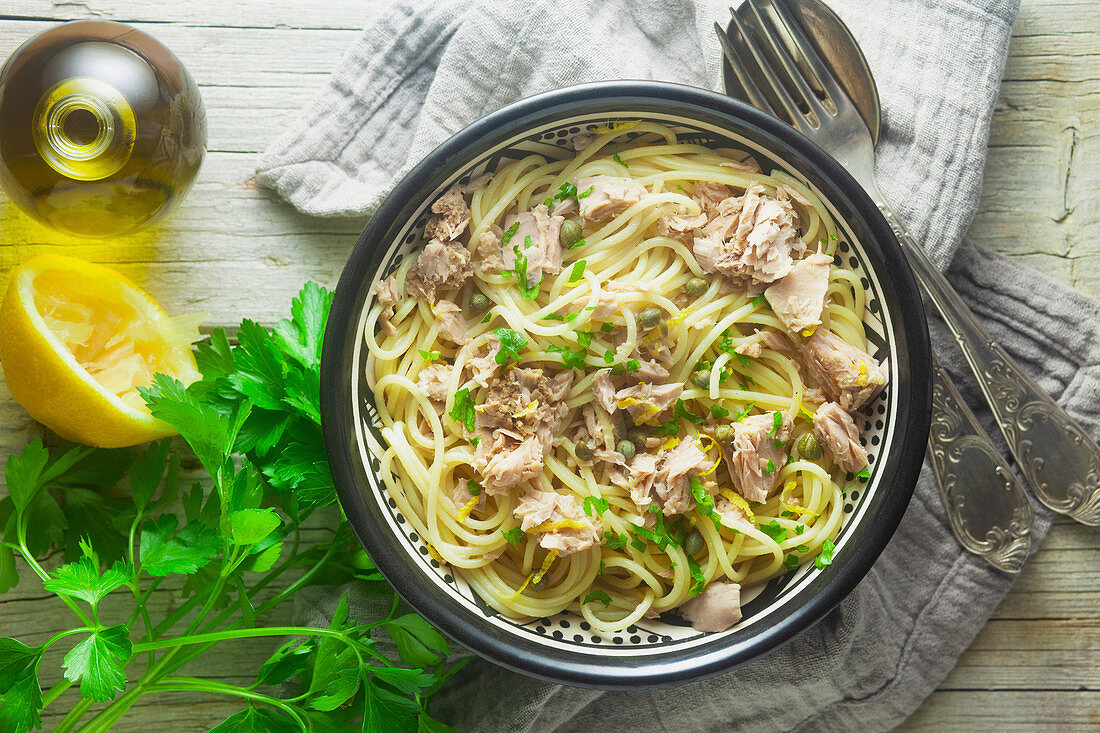 Spaghetti with tuna, lemon and capers