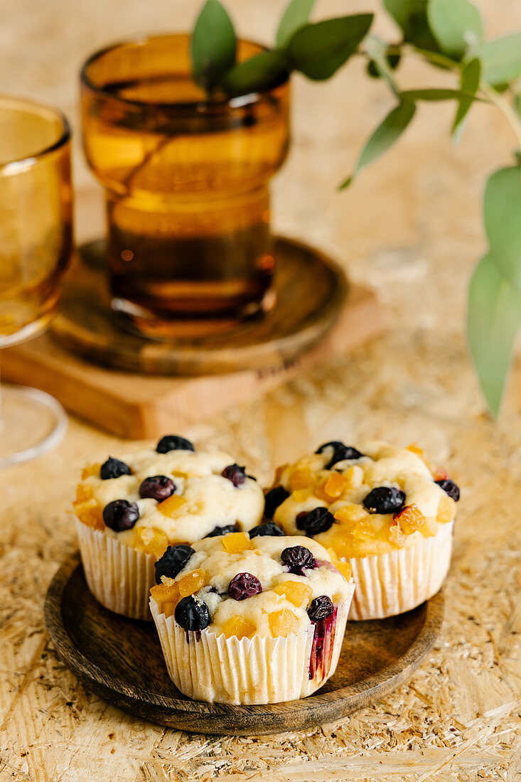Ricotta-Muffins mit kandierten Früchten aus Blaubeeren und Orangen