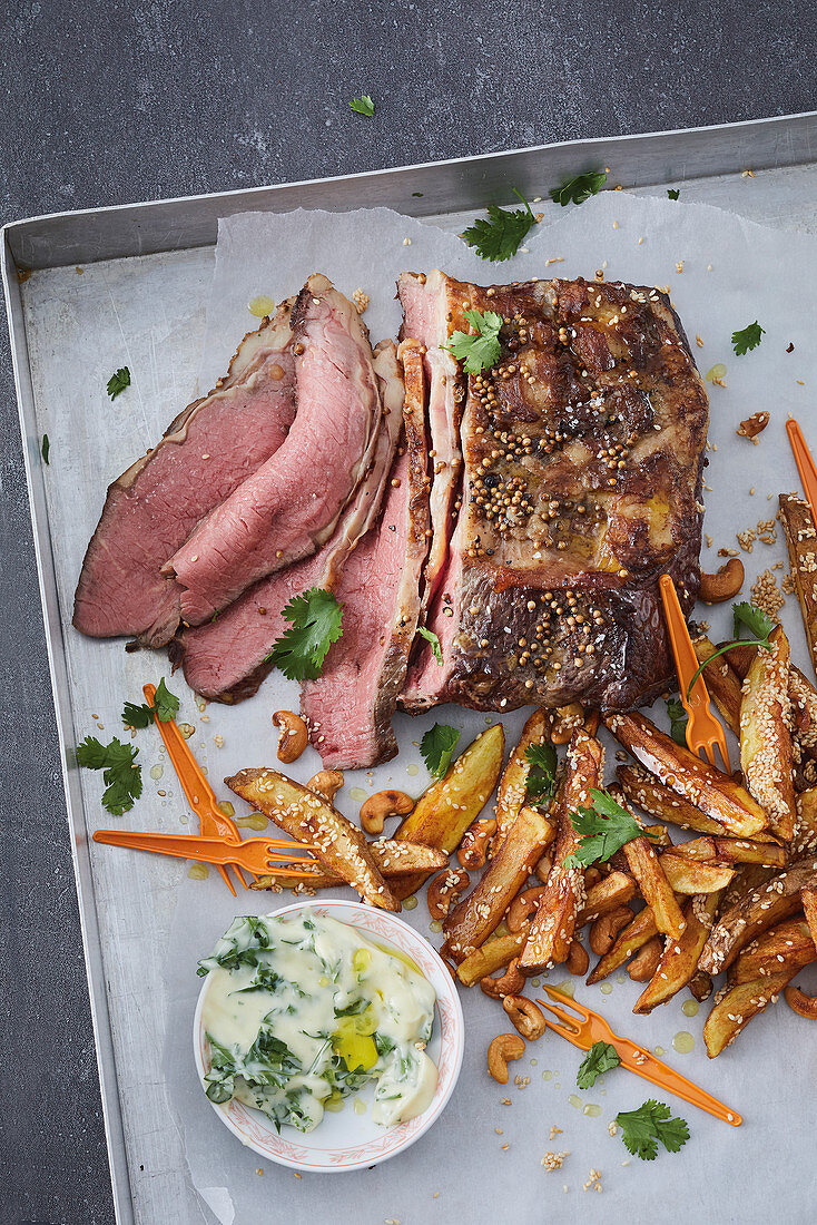 Pfeffer-Roastbeef mit frittierten Cashew-Sesam-Kartoffeln und Koriander-Mayo