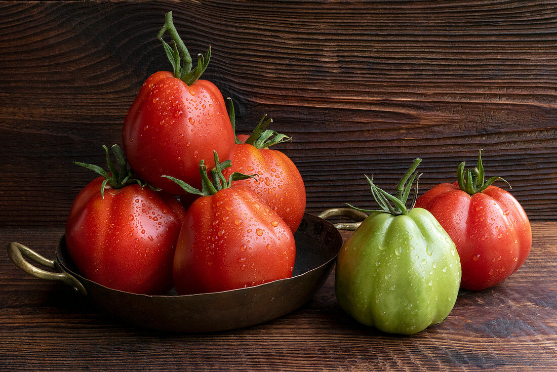 Tomaten auf Holztisch