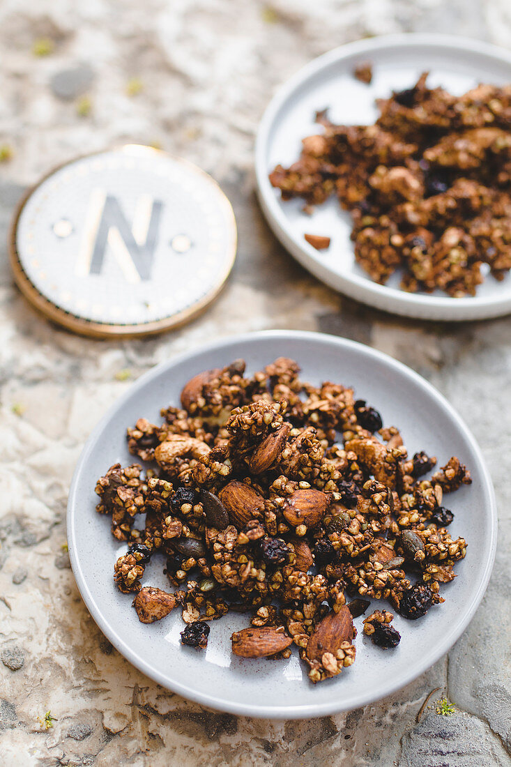 Buckwheat crunch with nuts and raisins