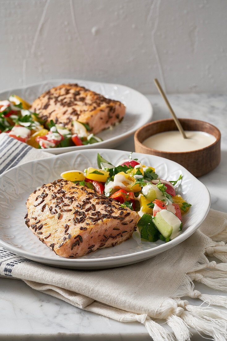 Lachs mit Tahini-Sauce und israelischem Salat