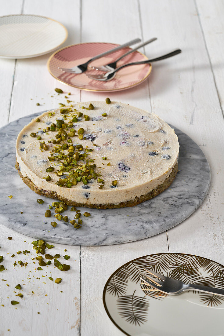 No-bake blueberry cheesecake with medjool dates